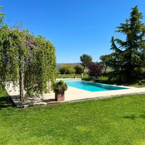 Bazén v ubytování 4 bedrooms villa with private pool furnished garden and wifi at Uceda nebo v jeho okolí
