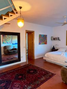 En eller flere senger på et rom på 4 bedrooms villa with private pool furnished garden and wifi at Uceda