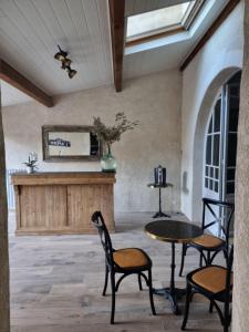 een terras met stoelen en een tafel en een tafel en stoelen bij L'Envie d'Eymet, gîte pour 6 personnes in Eymet