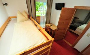 Postel nebo postele na pokoji v ubytování Hotel-Gasthof Strasswirt