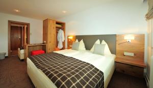 トレーポラッハにあるHotel-Gasthof Strasswirtのホテルルーム内のベッドルーム1室(大型ベッド1台付)