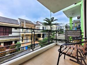 einen Balkon mit einer Bank und einige Gebäude in der Unterkunft MG Villa in Tlekung