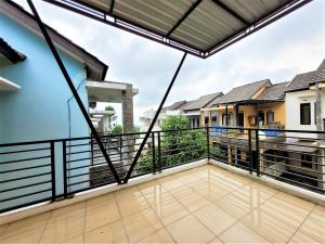 ein Balkon mit Blick auf ein Haus in der Unterkunft MG Villa in Tlekung + 7 Fotos