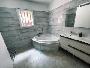 Koupelna v ubytování Demeure du Dragon 5 chambres Piscine- 10 lits - personnes