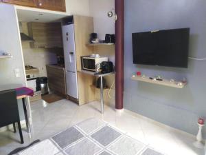 Kuchyňa alebo kuchynka v ubytovaní Studio idéal pour deux voyageurs sur Marseille