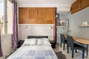 1 dormitorio con 1 cama, mesa y sillas en Studio idéal pour deux voyageurs sur Marseille en Marsella