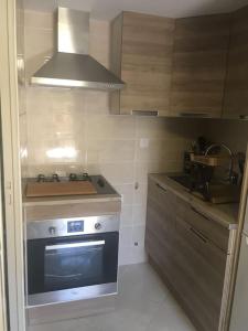 Kuchyňa alebo kuchynka v ubytovaní Studio idéal pour deux voyageurs sur Marseille