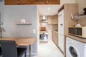 a kitchen with a table and a microwave at Studio idéal pour deux voyageurs sur Marseille in Marseille