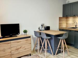 Kuchnia lub aneks kuchenny w obiekcie Studio Rénové 4 Pers. au Pied des Pistes avec Parking Gratuit - Résidence Les Fontettes, La Joue du Loup - FR-1-504-646