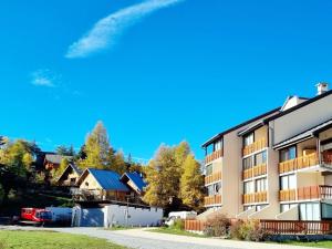 apartamentowiec z wozem strażackim zaparkowanym obok niego w obiekcie Studio Rénové 4 Pers. au Pied des Pistes avec Parking Gratuit - Résidence Les Fontettes, La Joue du Loup - FR-1-504-646 w mieście Dévoluy