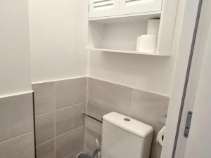łazienka z toaletą i białą szafką w obiekcie Studio Rénové 4 Pers. au Pied des Pistes avec Parking Gratuit - Résidence Les Fontettes, La Joue du Loup - FR-1-504-646 w mieście Dévoluy