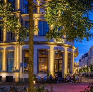 een gebouw waar mensen buiten zitten bij FINCH Boutique Hotel, downtown in Deventer