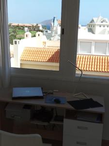 escritorio con ventana con vistas a un edificio en Vacanze da sogno, en San Miguel de Abona