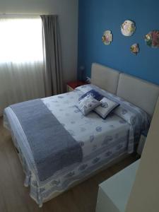 1 dormitorio con 1 cama con pared azul en Vacanze da sogno, en San Miguel de Abona