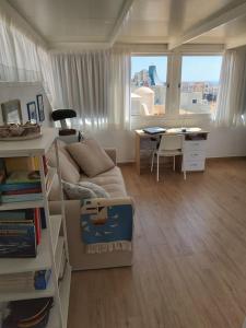 Una sala de estar con un sofá y un escritorio. en Vacanze da sogno, en San Miguel de Abona