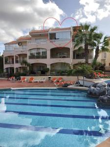 un hotel con piscina frente a un edificio en Vacanze da sogno, en San Miguel de Abona