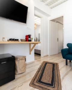 Televízia a/alebo spoločenská miestnosť v ubytovaní Haka Suites Mykonos Town