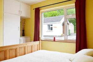 1 dormitorio con ventana grande y cama en Beautiful House on Wild Atlantic Way - 6 bedrooms en Kenmare