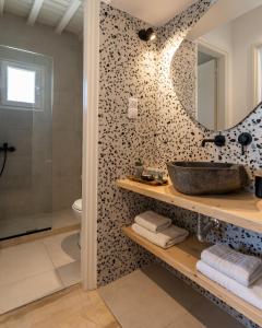 Kúpeľňa v ubytovaní Haka Suites Mykonos Town + 37 fotografií