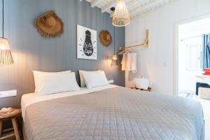 Posteľ alebo postele v izbe v ubytovaní Haka Suites Mykonos Town
