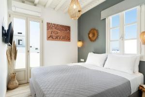 Posteľ alebo postele v izbe v ubytovaní Haka Suites Mykonos Town