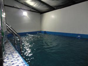 una gran piscina de agua en una habitación en Casa de Campo La Maribel en La Lucila del Mar