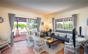 a living room with a couch and chairs at Sitio da Marinha in Lagoa