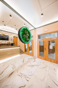 Ο χώρος του λόμπι ή της ρεσεψιόν στο Luma Terra Prague Hostel