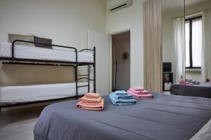 ミラノにあるPicci's Biloの二段ベッド2組、タオルが備わる客室です。