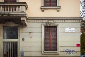 ミラノにあるPicci's Biloの落書きが貼られた建物