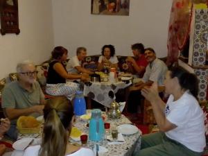un grupo de personas sentadas alrededor de una mesa en Riad taddert, en Marrakech
