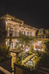 um edifício com um monte de plantas na frente dele em Divara Ubud em Ubud