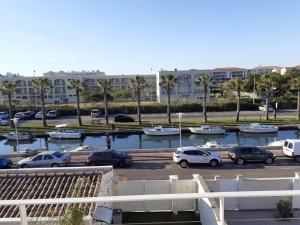Fotografia z galérie ubytovania Maison de bien être 150m2 au bord du canal avec piscine chauffée au sel à 2 pas de la plage et du centre ville v destinácii Palavas-les-Flots