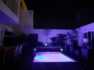 Fotografia z galérie ubytovania Maison de bien être 150m2 au bord du canal avec piscine chauffée au sel à 2 pas de la plage et du centre ville v destinácii Palavas-les-Flots