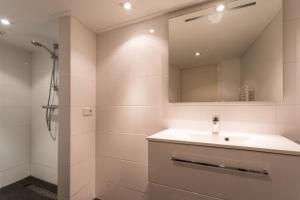 Een badkamer bij Hello Zeeland - Vakantiehuis Beatrixstraat 29A