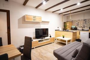 uma sala de estar com um sofá e uma cozinha em Casa Antequeruela em Toledo