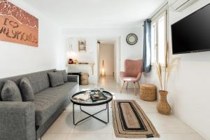 Televízia a/alebo spoločenská miestnosť v ubytovaní Haka Suites Mykonos Town