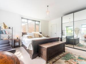 una camera con un letto e una grande finestra di Pass the Keys Luxurious Flat with Large Private Terrace a Hanworth