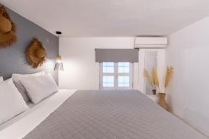 Posteľ alebo postele v izbe v ubytovaní Haka Suites Mykonos Town