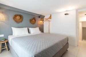 Posteľ alebo postele v izbe v ubytovaní Haka Suites Mykonos Town