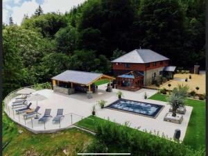 een luchtzicht op een huis met een zwembad bij Forest View in Coed Ely