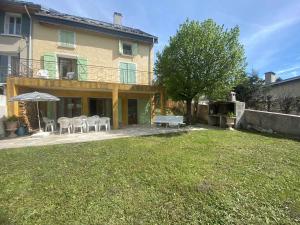 Cette maison dispose d'une terrasse avec une table et des chaises. dans l'établissement Maison Villard-de-Lans, 6 pièces, 10 personnes - FR-1-515-4, à Villard-de-Lans