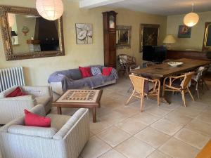 - un salon avec un canapé et une table dans l'établissement Maison Villard-de-Lans, 6 pièces, 10 personnes - FR-1-515-4, à Villard-de-Lans
