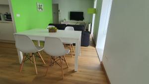 a white table and chairs in a living room at Piso en el centro para 4 personas - Plaza Amboage - WIFI in Ferrol