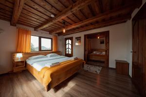 皮亞特拉芬特奈里的住宿－Tihuța Retreat，一间卧室设有一张大床和一个大窗户
