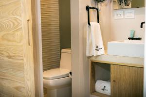 łazienka z toaletą i umywalką w obiekcie Auténtico Vertical Playa del Carmen w mieście Playa del Carmen