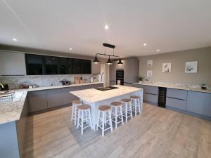 Kjøkken eller kjøkkenkrok på Brand New, Stunning Beachside House