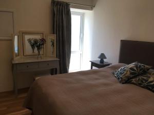 una camera da letto con un letto e una finestra di Skyber Barn, a rural retreat on Bodmin Moor a Liskeard