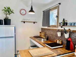 Kuchyň nebo kuchyňský kout v ubytování Grand Studio 30m avec jardin proche des plages