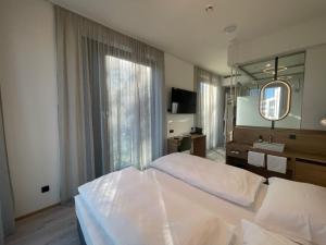 Voodi või voodid majutusasutuse BEE GREEN Linz Self-Check-in-Hotel toas